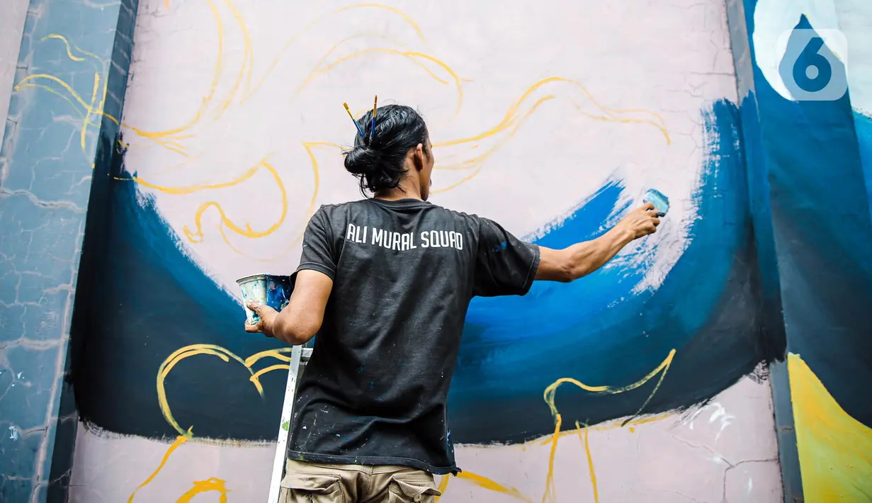 Seniman menyelesaikan pembuatan mural di kawasan Ragunan, Jakarta, Kamis (29/9/2022). Mural yang dibuat oleh seniman milenial dan Komunitas Ruang Seni Rupa tersebut bertemakan 'Jakarta untuk Indonesia'. (Liputan6.com/Faizal Fanani)