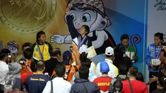 Pegulat putri Kalimantan Selatan Ridha W (tengah) mengangkat uang bonus usai memenangi laga final gaya bebas kelas 63 kg putri melawan Anita (Kaltim) pada PON XIX di Arena Saparua Sport Park, Bandung, Sabtu (24/9). (Liputan6.com/Helmi Fithriansyah)
