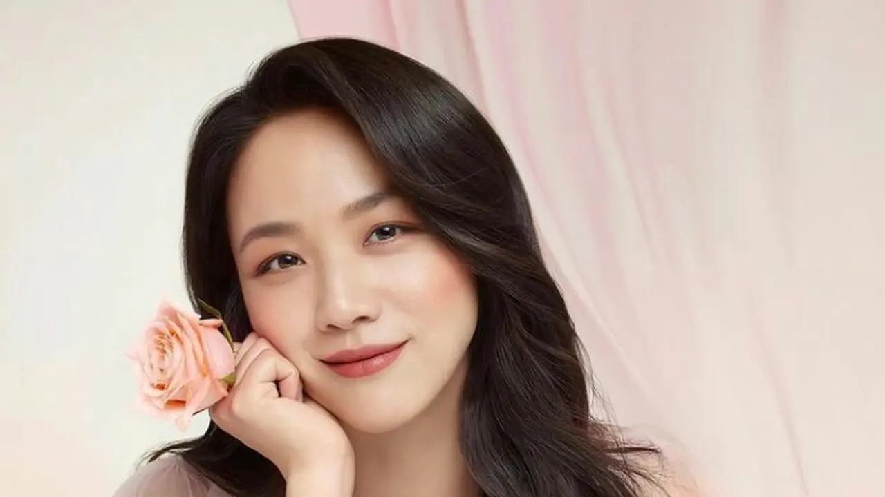 Rahasia Kulit Sebening Kristal Tang Wei di Usia 41 Tahun, Andalkan SK-II