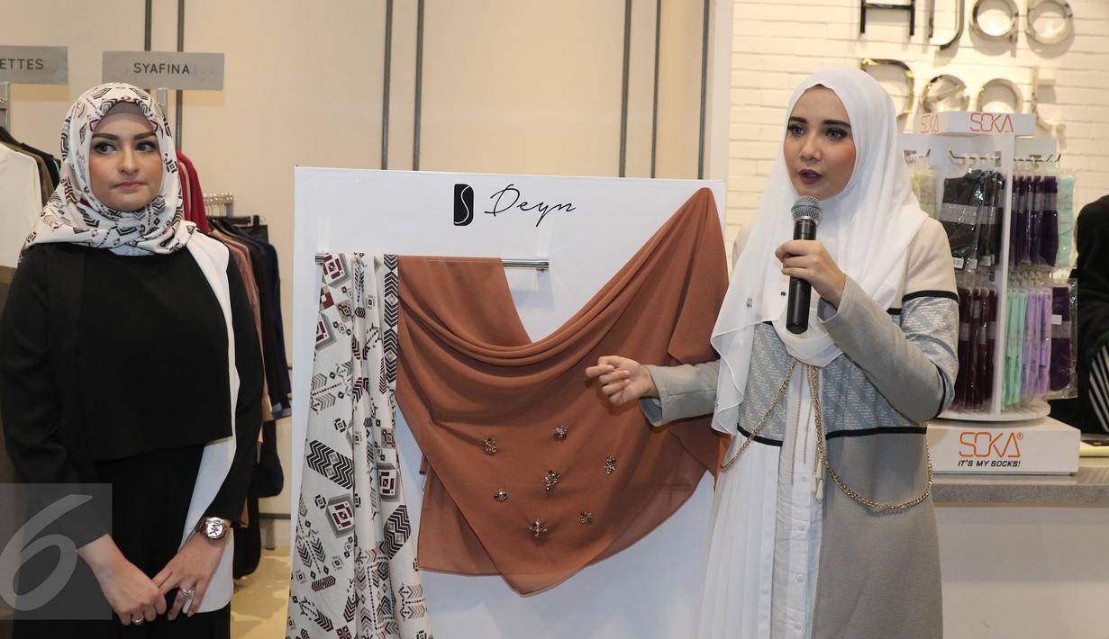 Pemilik Deyn, Rania Assegaf (kiri) bersama Artis dan designer Zaskia Sungkar pada saat menjelaskan bahan hijab di acara Deyn Festive Raya di kawasan sudirman, Jakarta, Sabtu (11/06/2016). (Liputan6.com/Herman Zakharia)