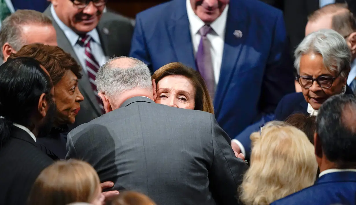 Ketua DPR Nancy Pelosi memeluk Pemimpin Mayoritas Senat Chuck Schumer setelah dia berbicara di Gedung DPR, Capitol, Washington, Amerika Serikat, 17 November 2022. "Pekan lalu, rakyat Amerika berbicara dan suara mereka disuarakan untuk membela kebebasan, supremasi hukum, dan demokrasi itu sendiri," tutur Pelosi dalam pidatonya. (AP Photo/Carolyn Kaster)