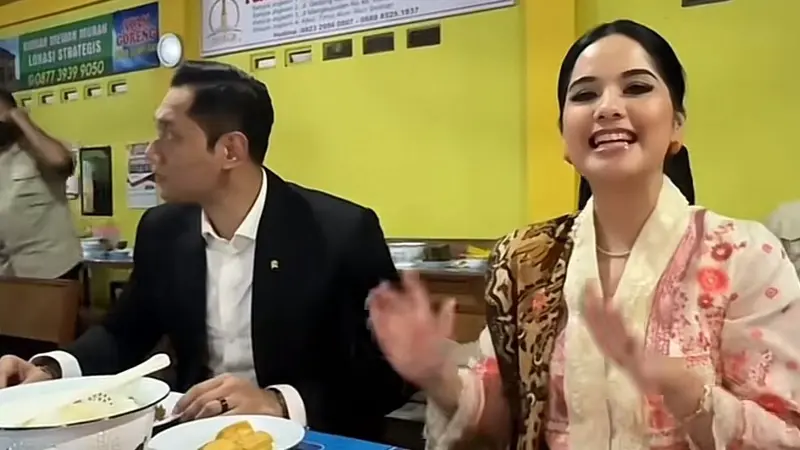 Annisa Pohan dan AHY tampak berpakaian rapi saat makan di sebuah warung