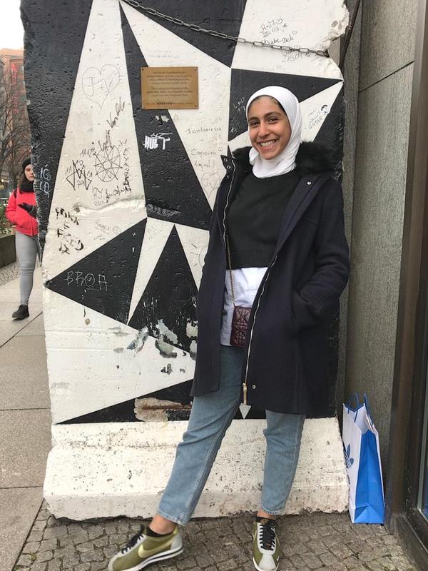 Rayouf Alhumedhi, Remaja Penggagas Emoji Hijab (sumber: instgram/@rayoufalhumedhi)