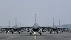 Jet tempur F-16V Angkatan Udara Taiwan berada pada landasan pacu saat latihan di Chiayi, Taiwan, Rabu (5/1/2022). Pilot Angkatan Udara Taiwan melakukan latihan untuk mensimulasikan intersepsi pesawat China ke zona identifikasi pertahanan udara Taiwan. (Sam Yeh/AFP)