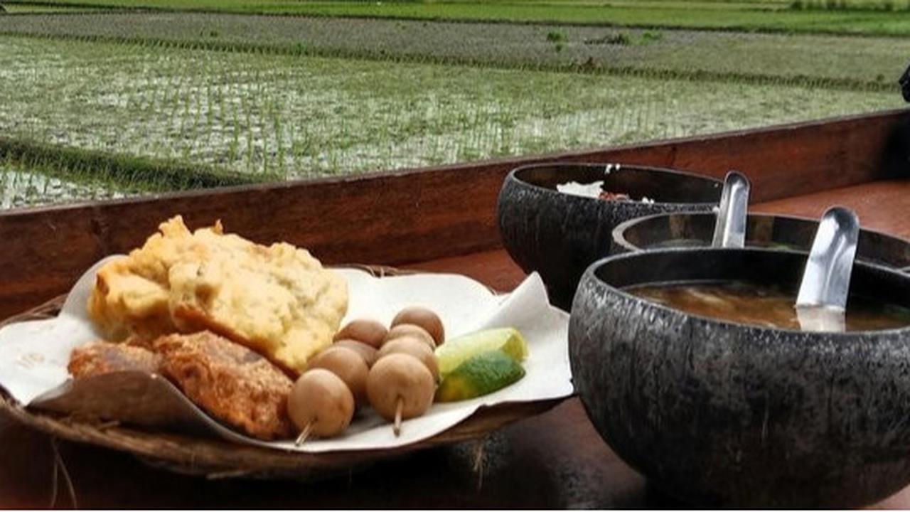 7 Resep Soto Ayam Nusantara yang Mudah dan Menggugah Selera (credit: unsplash/Inna Safa)
