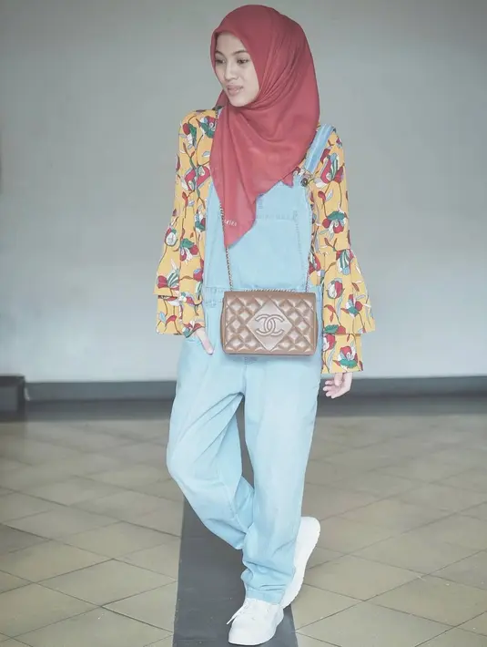 Sejak memutuskan untuk berhijab, perempuan yang akrab disapa Icha ini memang selalu tampil modis dan santun. Hijab yang dipakainya juga benar-benar menutupi bagian dadanya. (Instagram/ichasoebandono)