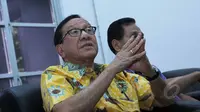 Ketua Dewan Pertimbangan Partai  Golkar Akbar Tandjung (tengah) ditemani para tokoh & senior Partai Golkar menggelar konferensi pers terkait kisruh Partai Golkar, Jakarta, Senin (4/5/2015). (Liputan6.com/Helmi Afandi) 