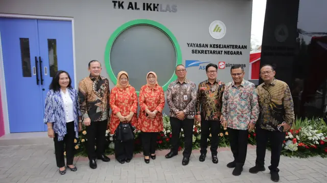Managing Director Sinar Mas, Ferry Salman dan Saleh Husin (ketiga dan kedua dari kanan) bersama Advisor President Office Sinar Mas Land, Ignesjz Kemalawarta saat peresmian TK Al-Ikhlas di Ciledug, Tangerang (21/2/2024). (Dok Sinar Mas)