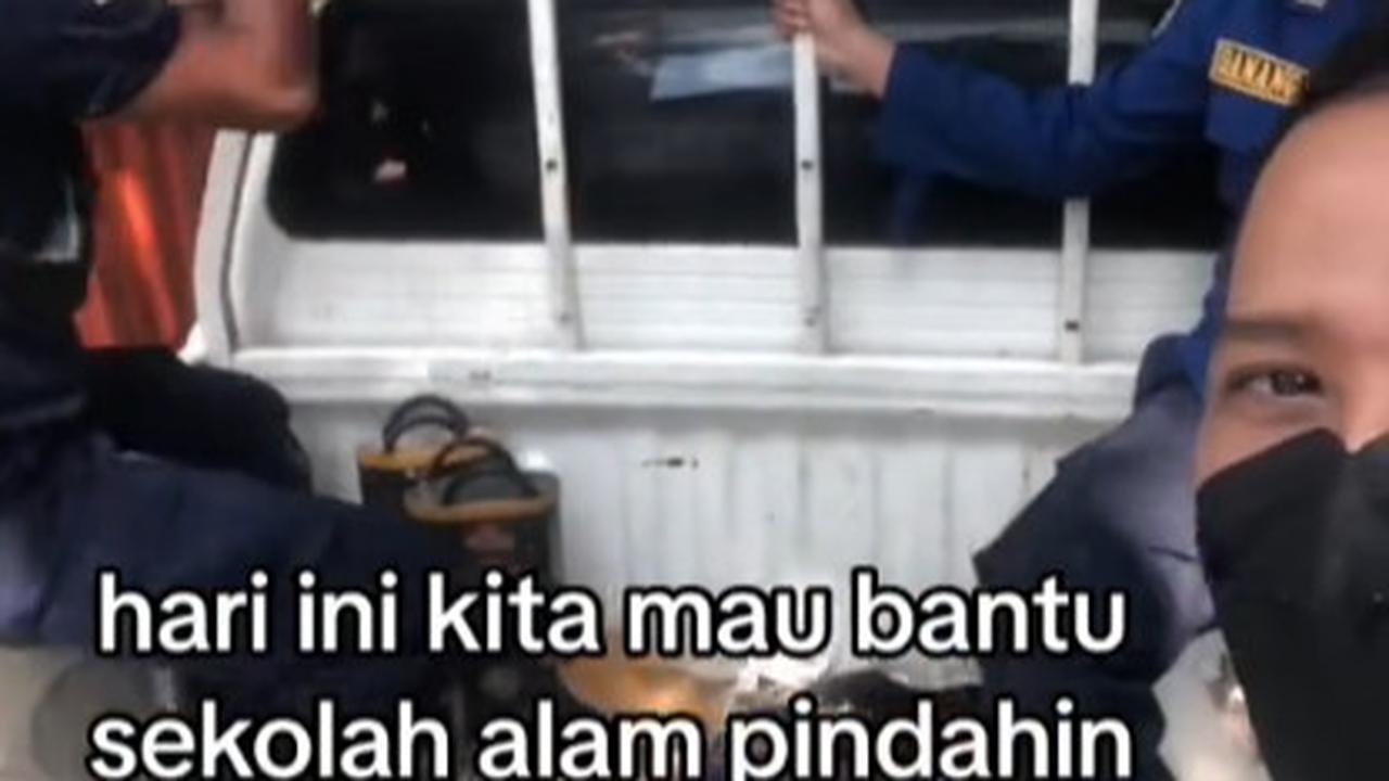 Viral Aksi Damkar Evakuasi Ikan Aligator di Kolam Sekolahan, Curi Perhatian