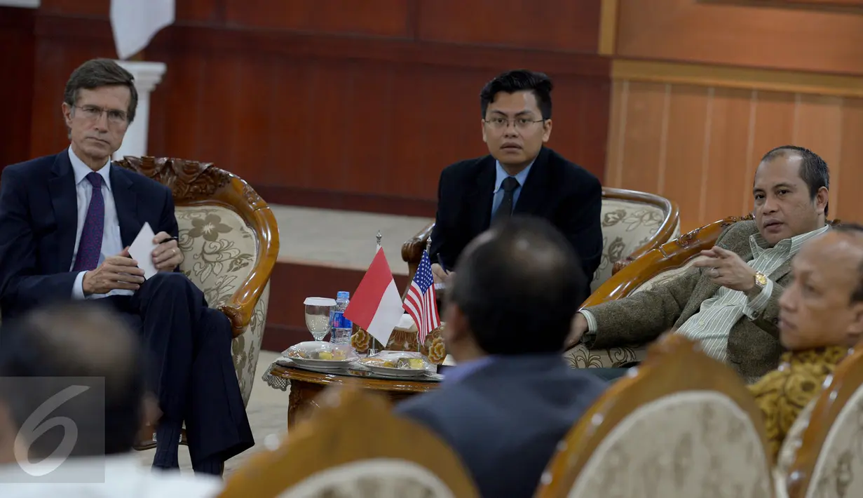 Menteri Desa, PDTT Marwan Jafar (ketiga kiri) berbincang dengan Dubes Amerika Serikat untuk Indonesia Robert O. Blake (kiri) di Jakarta, (3/3/2016). Pertemuan membahas kerjasama antar kedua negara dibidang teknologi, energi dan kesehatan. (Wahyu Wening)