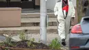 Seorang pria yang mengenakan kostum panda berjalan keluar dari stasiun televisi Fox 45 di Baltimore, Amerika Serikat (AS), Kamis (28/4). Pria itu masuk dengan benda yang ia klaim sebagai sebuah bom terpasang di dadanya. (REUTERS/Bryan Woolston)