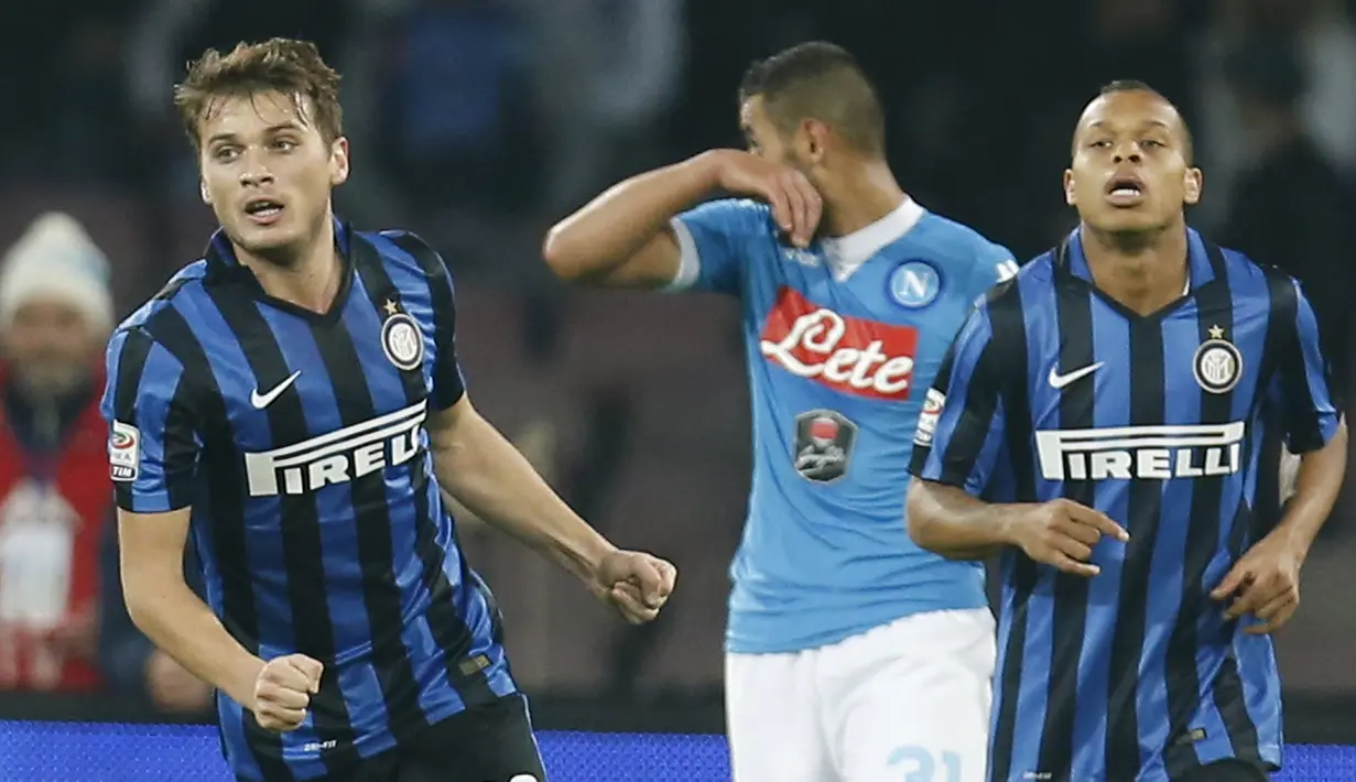 Gelandang Inter Milan, dem Ljajic (kiri) melakukan selebrasi usai mencetak gol kegawan Napoli pada lanjutan Liga Serie A di  San Paolo, Naples, Italia (30/11). Napoli menang atas Inter Milan dengan skorg 2-1. (REUTERS/Ciro De Luca)