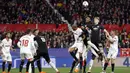 Pemain Manchester United, Chris Smalling berusaha menyundul bola ke gawang Sevilla pada laga 16 besar Liga Champions di Ramon Sanchez Pizjuan stadium, Seville, (21/2/2018). Babak kedua Sevilla bermain imbang 0-0. (AP/Miguel Morenatti)