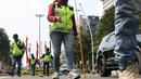 Sebelumnya, Team Saber Subditkamel Ditlantas Polda Metro Jaya beserta puluhan personel dari komunitas sapu bersih melakukan kegiatan penyisiran ranjau paku. (Liputan6.com/Angga Yuniar)