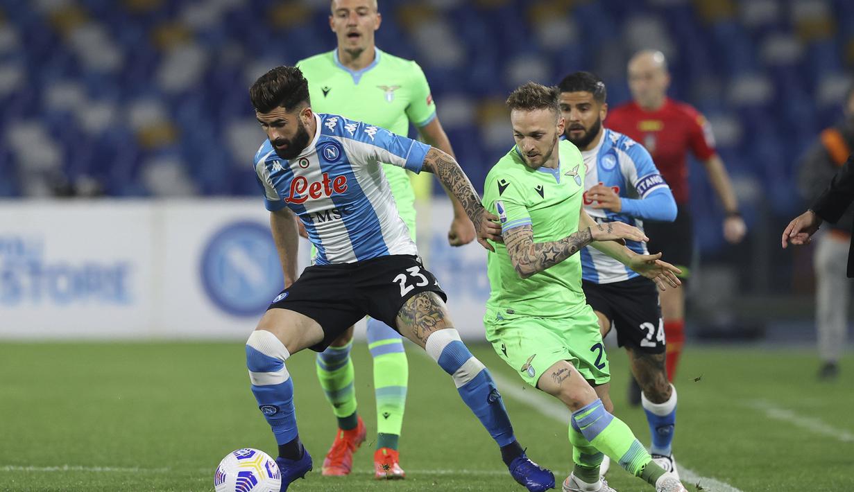 Bek Napoli, Elseid Hysaj (kiri) menguasai bola dibayangi gelandang Lazio, Manuel Lazzari dalam laga lanjutan Liga Italia 2020/2021 pekan ke-32 di Diego Armando Maradona Stadium, Naples, Kamis (22/4/2021). Napoli menang 5-2 atas Lazio. (Lapresse via AP/Alessandro Garofalo)