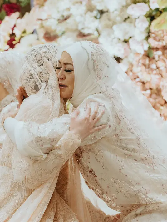 <p>Momen saat Aaliyah memeluk Angelina Sondakh. Istri almarhum Adjie Massaid itu tak kuasa menahan tangisannya. (Foto: Instagram/ aaliyah.massaid)</p>