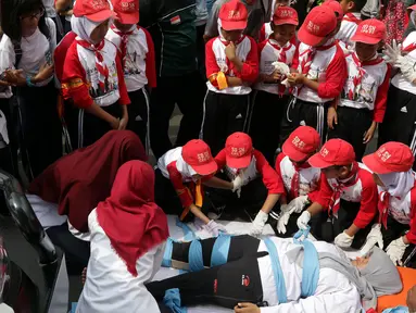 Sejumlah murid Madrasah se-Jakarta mengikuti acara Madrasah Siaga Bencana di hari bebas kendaraan bermotor di kawasan Thamrin, Jakarta, Minggu (22/1). (Liputan6.com/Johan Tallo)