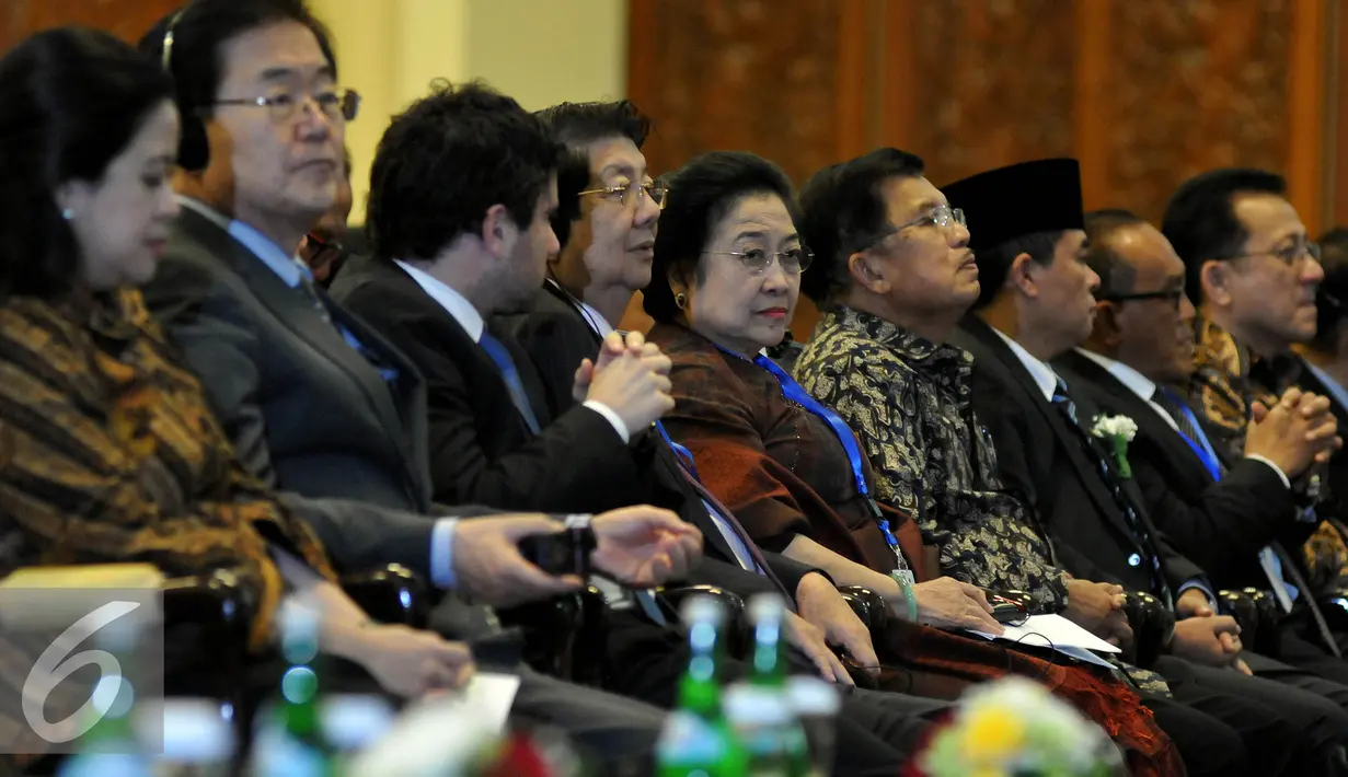 Wakil Presiden Jusuf Kalla bersama sejumlah tokoh nasional saat menghadiri ICAPP 2016 di Komplek Parlemen Senayan, Jakarta, Jumat (22/4). Konferensi tersebut di ikuti oleh 48 partai politik dari 32 negara. (Liputan6.com/Johan Tallo)