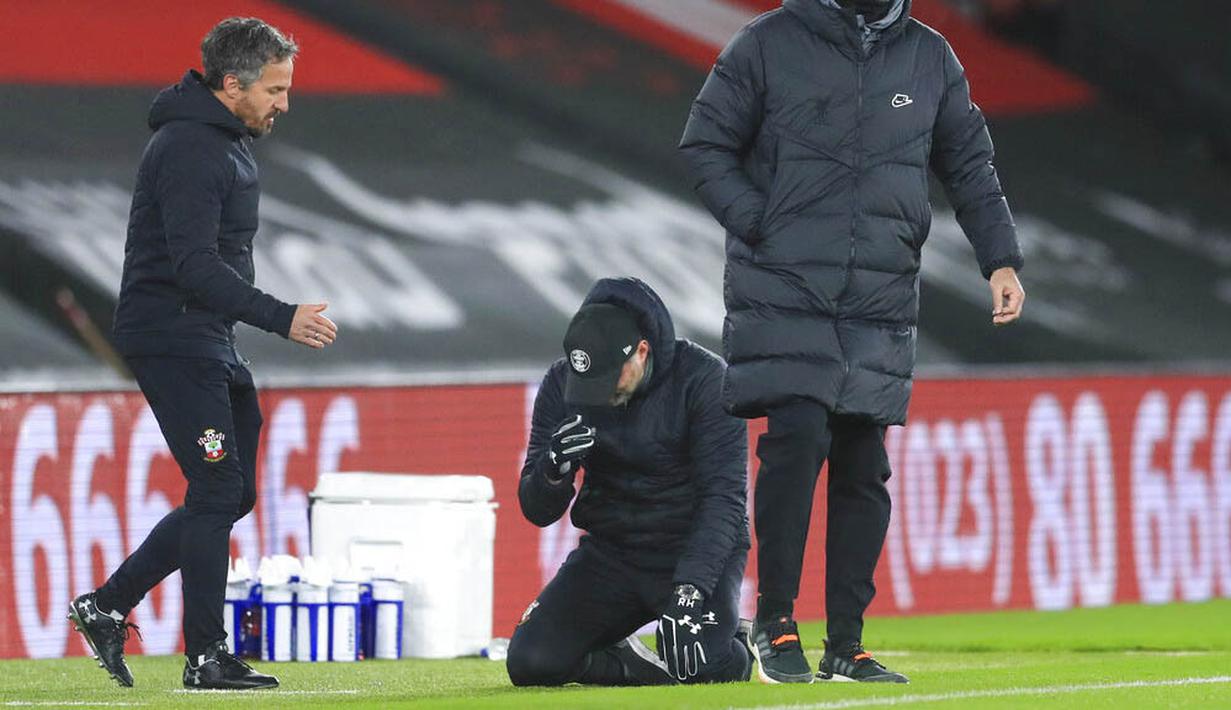 Juru taktik Southampton, Ralph Hasenhuttl, tak mampu menutupi kebahagian usai anak asuhnya mampu mengalahkan juara bertahan Liga Inggris, Liverpool. (AP Photo/Adam Davy,Pool)