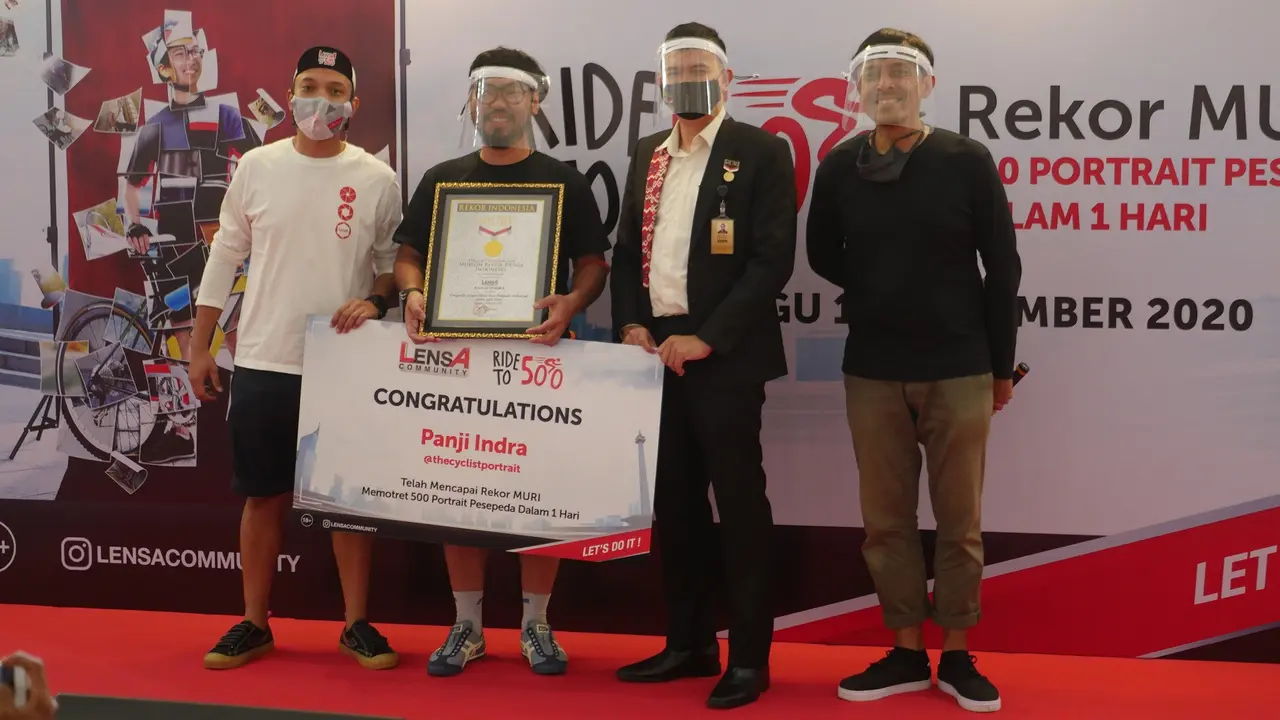 Penyerahan plakat Museum Rekor Indonesia (MURI) oleh perwakilan pihak MURI dan ucapan simbolis dari Lensa Community kepada Panji Indra.
