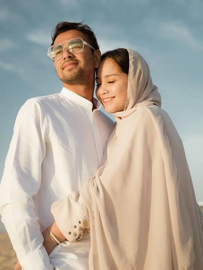 Raffi Ahmad dan Nagita Slavina di padang pasir. (Foto: Instagram/raafinagita1717)