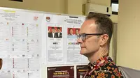 Duta Besar Inggris untuk Indonesia Dominic Jermey turut mengunjungi salah satu Tempat Pemungutan Suara (TPS) Pemilu 2024. (Dok. X/@DomJermey)