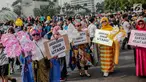 Sejumlah wanita yang tergabung dalam Emak-Emak Istana Cantik menggelar aksi saat car free day (CFD) di Bundaran HI, Jakarta, Minggu (4/8/2019). Dalam aksinya, mereka mengkritik kebijakan pemerintah soal ekonomi. (Liputan6.com/Faizal Fanani)