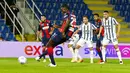 Pemain Crotone, Simy Nwankwko, mencetak gol lewat tendangan penalti ke gawang Juventus pada laga Liga Italia di Stadion Ezio Scida, Minggu (18/10/2020). Kedua tim bermain imbang 0-0. (Francesco Mazzitello/LaPresse via AP)