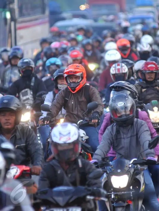 Antrean kendaraan yang terjebak kemacetan di jalan Lamaran, Karawang, Sabtu (2/7). Kemacetan tersebut terjadi akibat pemisahan jalur antara roda dua dengan roda empat untuk mengantisipasi jalur mudik Pantura. (Liputan6.com/Gempur M Surya)