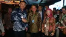 Menteri ESDM Arifin Tasrif (tengah) berjabat tangan dengan Komisaris Utama Pertamina Basuki Tjahaja Purnama didampingi Direktur Utama PT Pertamina (Persero) Nicke Widyawati saat menghadiri pembukaan Pertamina Energy Forum 2019 di Jakarta, Selasa (26/11/2019). (merdeka.com/Imam Buhori)