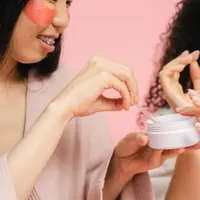 Rutinitas skincare tidak harus terdiri dari banyak produk. Langkah sederhana dengan produk yang tepat sudah cukup membantu menjaga kesehatan kulit sehari-hari. (Foto/Dok: Pexels)