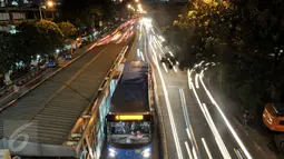 Bus Transjakarta saat menurunkan dan menaiikkan penumpang di kawasan Manggarai, Jakarta, Senin (1/8). Masih banyaknya pengendara nakal yang menerobos jalur Transjakarta yang tak terjaga. (Liputan6.com/Yoppy Renato)