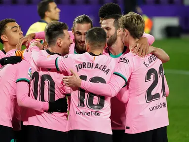 Pemain Barcelona merayakan gol yang dicetak Lionel Messi ke gawang Valladolid pada laga lanjutan Liga Spanyol di Jose Zorrilla Stadium, Rabu (23/12/2020) dini hari WIB. Barcelona menang 3-0 atas Valladolid. (AFP/Cesar Manso)