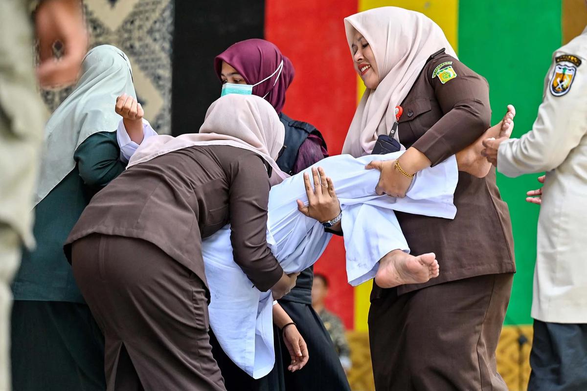 FOTO: Eksekusi Hukuman Cambuk terhadap  Pelanggar Syariat Digelar di Banda Aceh