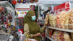 Calon pembeli memilih makanan di toko kelontong di Jakarta, Selasa (25/06/2021). PT SRC Indonesia Sembilan (SRCIS) melalui SRC Indonesia yang merupakan toko kelontong masa kini berupaya membangkitkan perekonomian nasional melalui kampanye #BangkitSerentak. (Liputan6.com/HO/SRC)