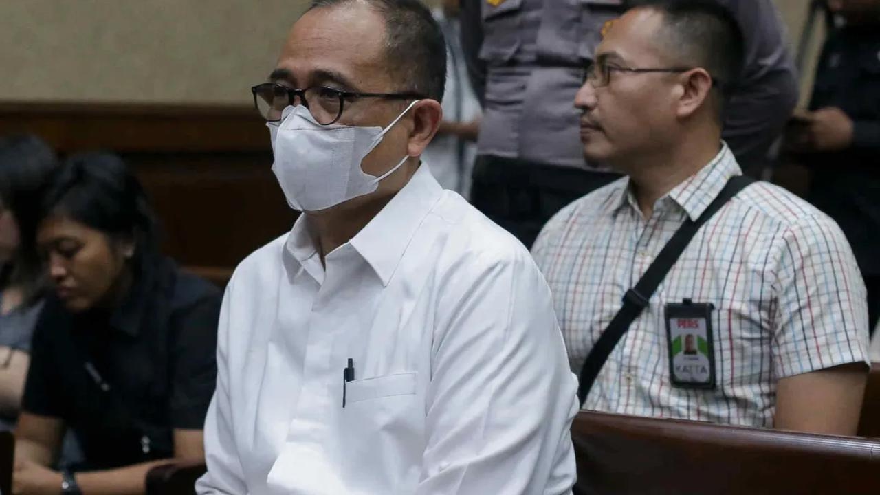 Selain dituntut 14 tahun penjara, Rafael juga dituntut membayar uang pengganti ke negara Rp18,9 miliar.