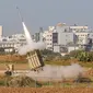 Sebuah rudal meluncur dari sistem pertahanan iron dome saat menghalau roket dari Jalur Gaza di Kota Ashdod, Israel, Selasa (12/11/2019). Tewasnya komandan Jihad Islam Baha Abu Al-Ata memicu serangan balasan dari militan Palestina di Gaza. (Jack Guez/AFP)