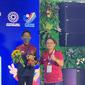 Ketua Umum Pengurus Besar Persatuan Bowling Indonesia (PB PBI), Jerry Sambuaga bersama Ryan Lalisang, Atlet boling putra Indonesia, yang berhasil menyumbang medali perunggu  di ajang SEA Games 20221 di Hanoi.