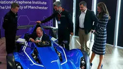 Kate Middleton melihat sang suami  Pangeran William menjajal mobil balap BAC Mono selama kunjungannya ke Graphene Institute National University of Manchester di Manchester, Inggris (14/10). (REUTERS/Phil Noble)