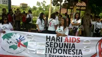Peringatan hari HIV/AIDS sedunia di warnai oleh demonstrasi yang dilakukan oleh puluhan waria dan pekerja seks komersil (PSK) se-Banten
