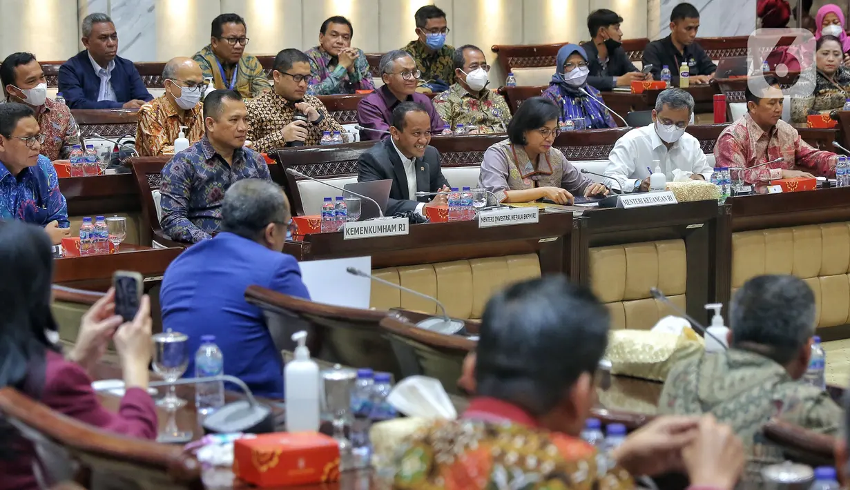 Menteri Keuangan Sri Mulyani (tengah kanan) dan Menteri Investasi/Kepala Badan Koordinasi Penanaman Modal (BKPM) Bahlil Lahadalia (tengah kiri) saat menghadiri Rapat Kerja (Raker) di Gedung Parleman, Jakarta, Kamis (8/12/2022). Raker membahas Rancangan Undang-Undang tentang Pengembangan dan Penguatan Sektor Keuangan (RUU PPSK). (Liputan6.com/Angga Yuniar)