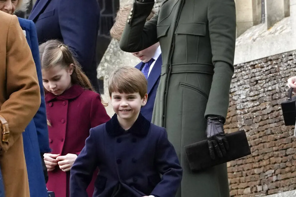 Pangeran Louis dan ibunya, Kate Middleton menghadiri Misa Natal 2022. (AP Photo/Kirsty Wigglesworth)