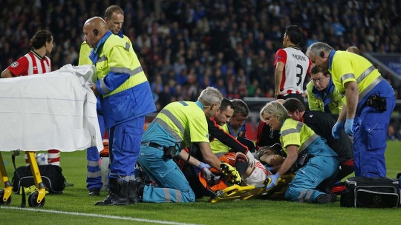 Ini insiden patah kaki Luke Shaw usai dijegal pemain PSV Eindhoven