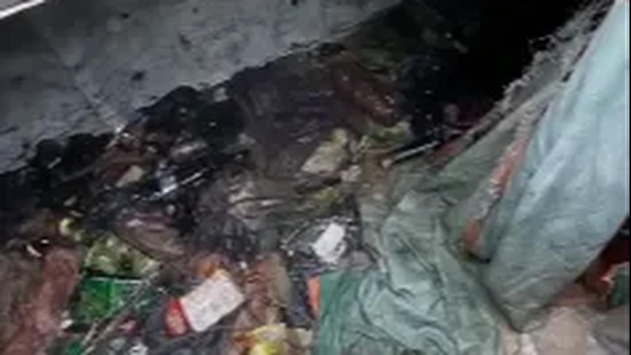 Salah satunya yakni bau oli bekas yang telah digunakan. Diungkap sang pemilik video, bau oli tersebut telah menyebar ke berbagai sudut kapal.