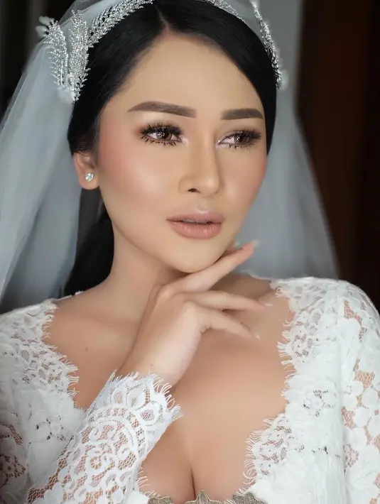 Dalam foto tersebut, Mutia Ayu tampak cantik dengan balutan kebaya putih lengan panjang. (Liputan6.com/IG/@mutia_ayuu)