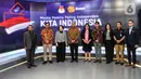 Ketua Komisi Pemilihan Umum (KPU) Hasyim Asy'ari (keempat kiri) bersama CFO KLY Octaviany Sarimawan (tengah), Pimpinan Redaksi SCTV Retno Pinasti (ketiga kiri), Direktur Pemberitaan KLY Wenceslaus Manggut (kiri) saat acara penandatanganan MoU antara Emtek dengan KPU di SCTV Tower, Jakarta, Selasa (30/8/2022). Kerja sama KPU dengan Emtek ini terkait sosialisasi Pemilihan Umum yang akan diselenggarakan 2024 mendatang. (Liputan6.com/Johan Tallo)