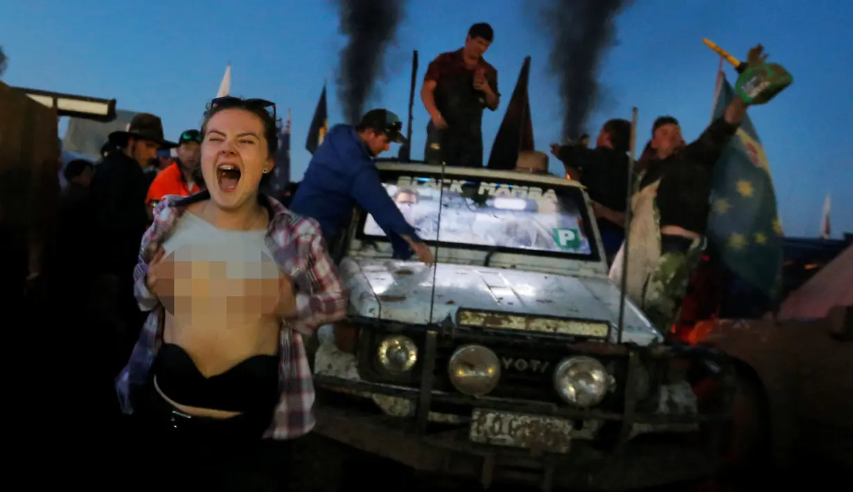 Sejumlah orang bergembira saat menghadiri festival Deni Ute Muster di Deniliquin, New South Wales, Australia (30/9). (REUTERS/Jason Reed)