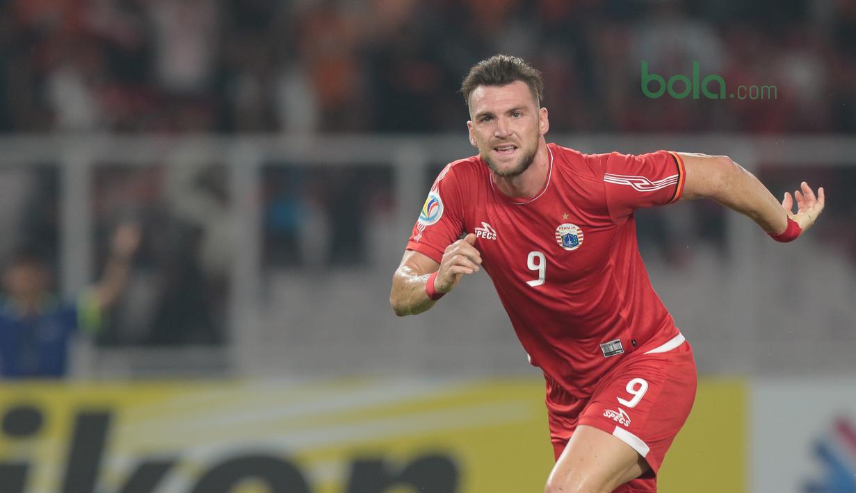 Gaya Marko Simic usai mecetak gol pertama ke gawang Tampines Rovers pada laga Piala AFC 2018 di Stadion Utama GBK, Senayan, Jakarta (28/2/2018). Simic mencetak tiga gol untuk Persija. (Bola.com/Nick Hanoatubun)