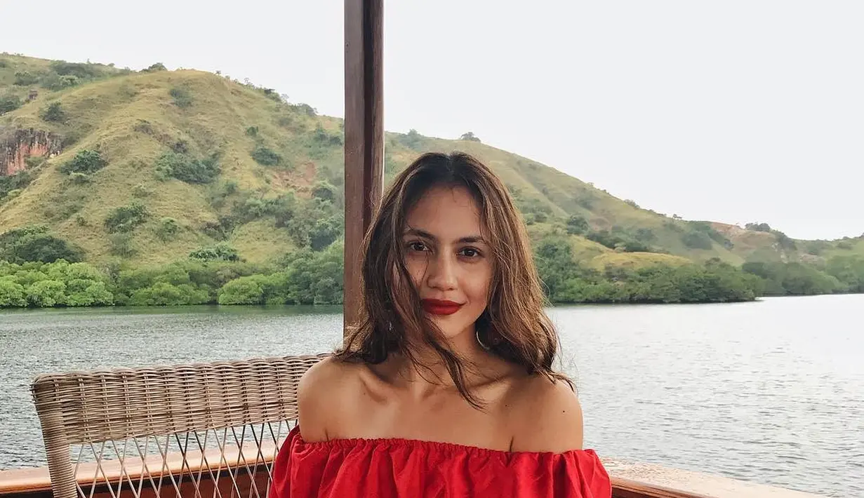 Pevita Pearce juga kerap membagikan momen liburannya dengan gaya makeup tebal. Parasnya makin sempurna dengan pulasan makeup dan busana modis. (Liputan6.com/IG/@pevpearce)