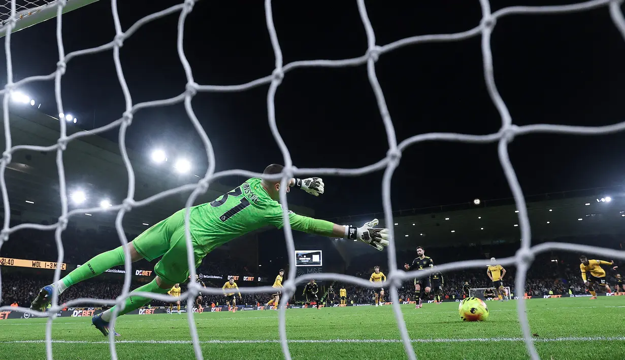 Fernandes membuka skor lewat gol unik setelah sempat terpeleset namun tetap menuntaskan peluang. Ia juga memberikan assist dan menutup laga dengan penalti yang sempurna. (AFP/Darren Staples)